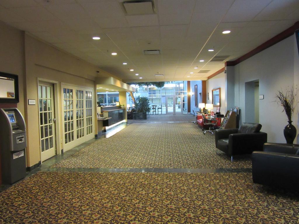 Atrium Hotel & Conference Center Hutchinson Exterior photo