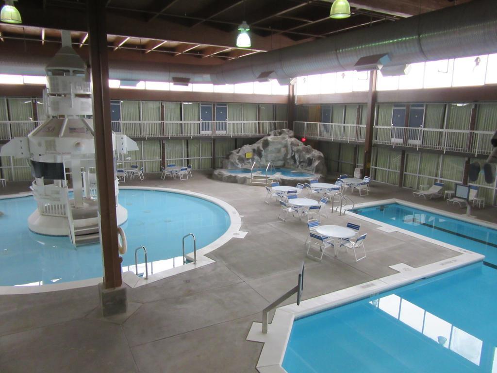 Atrium Hotel & Conference Center Hutchinson Exterior photo
