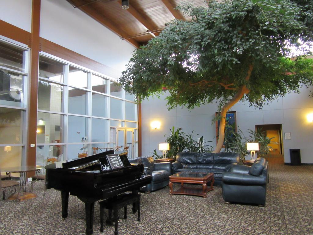 Atrium Hotel & Conference Center Hutchinson Exterior photo