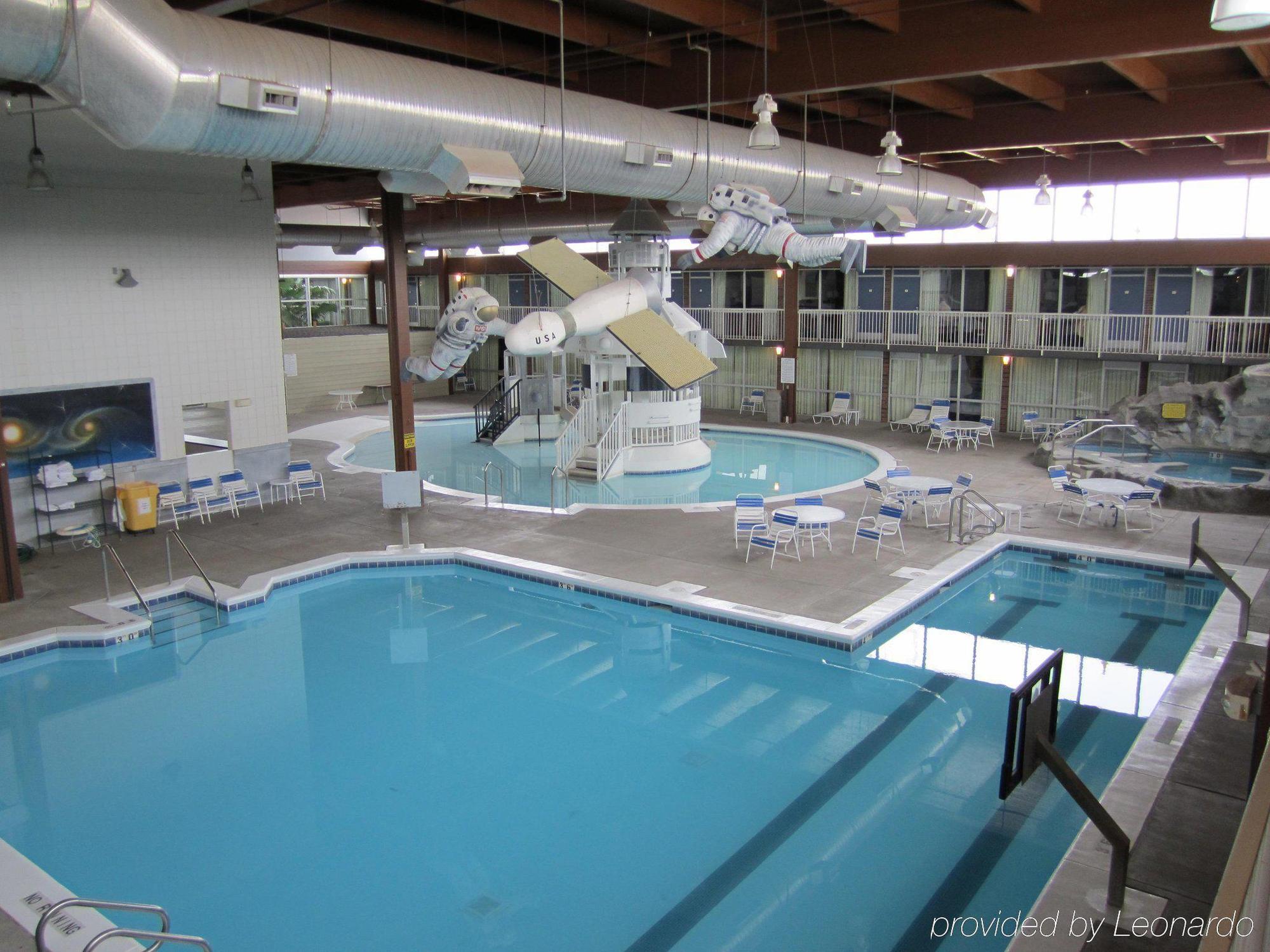 Atrium Hotel & Conference Center Hutchinson Exterior photo