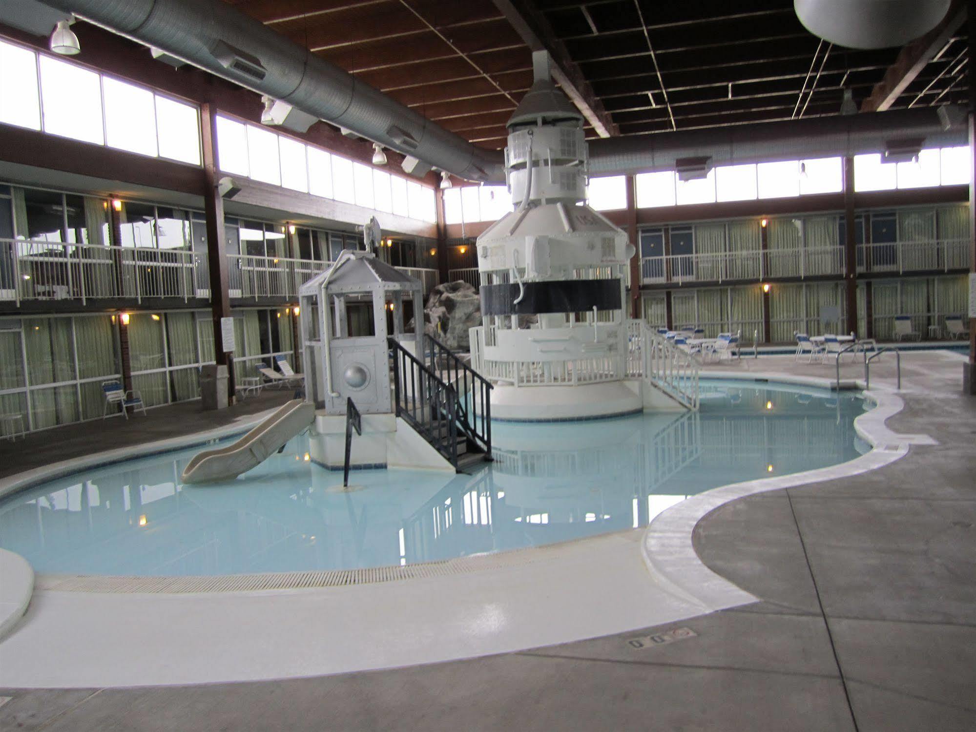 Atrium Hotel & Conference Center Hutchinson Exterior photo