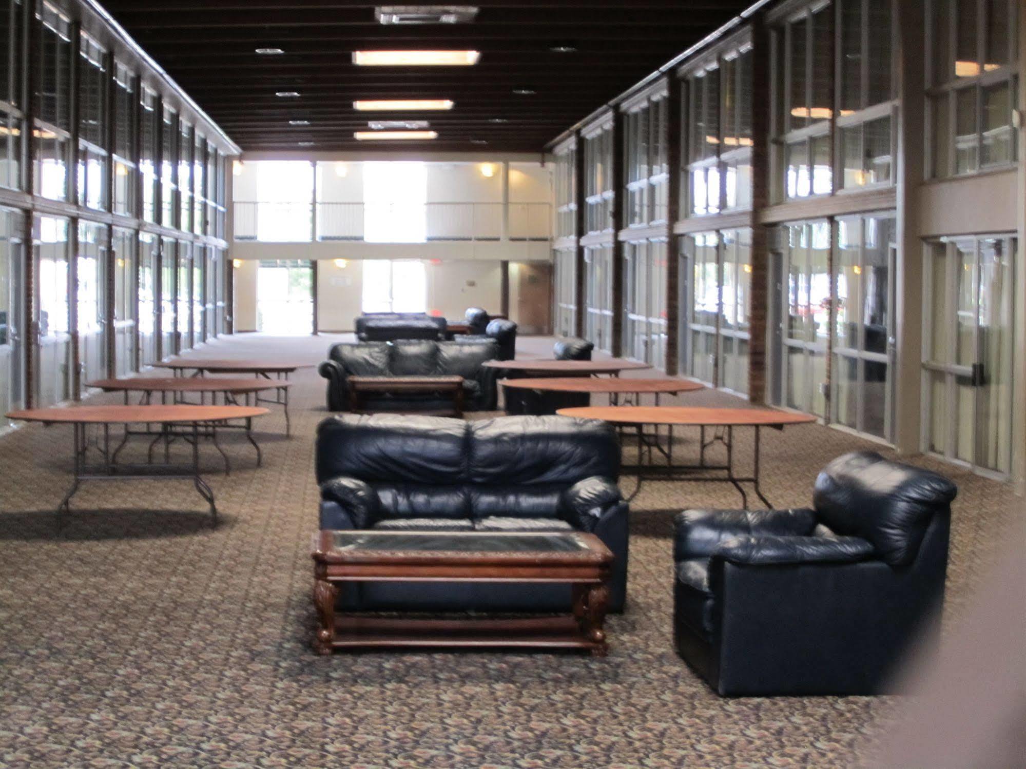 Atrium Hotel & Conference Center Hutchinson Exterior photo
