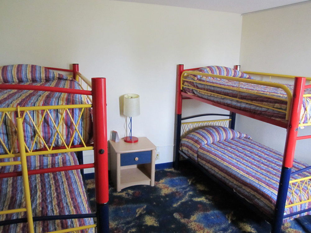 Atrium Hotel & Conference Center Hutchinson Room photo