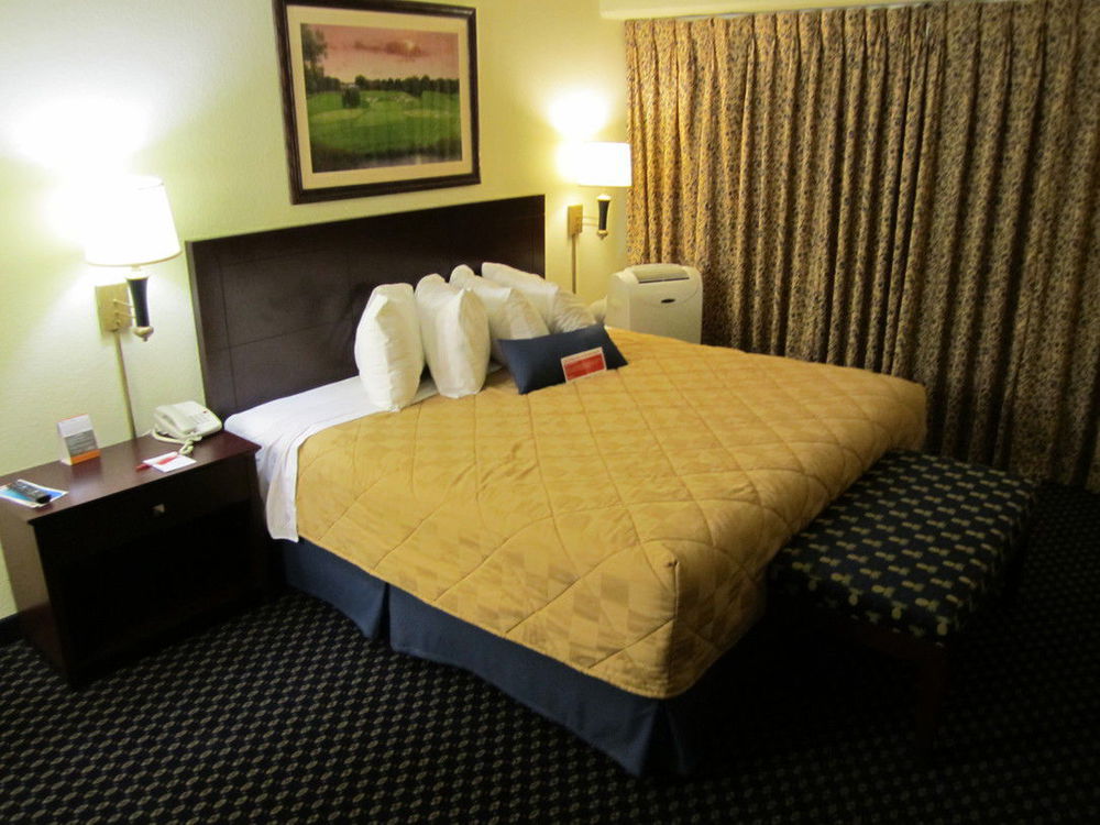 Atrium Hotel & Conference Center Hutchinson Room photo
