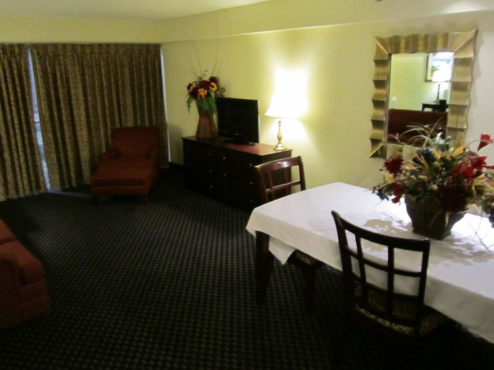 Atrium Hotel & Conference Center Hutchinson Room photo